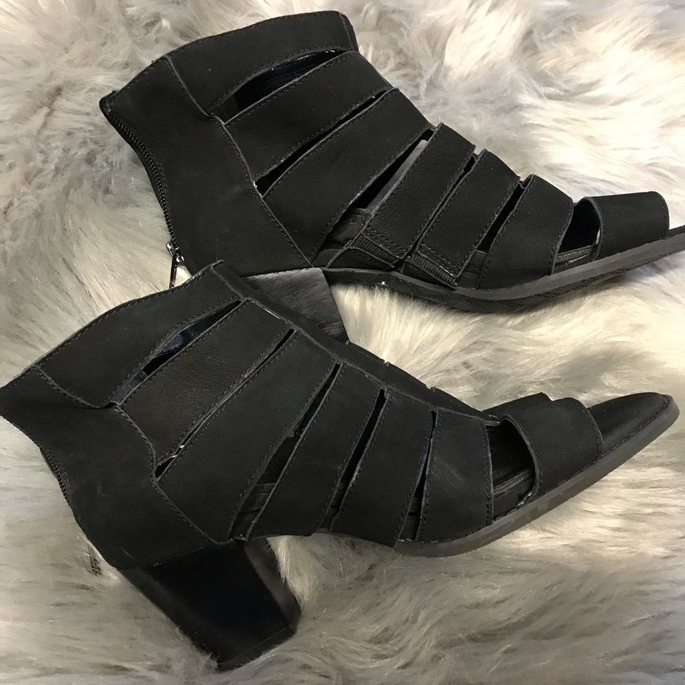 Vionic comfy Caged heeled sandals